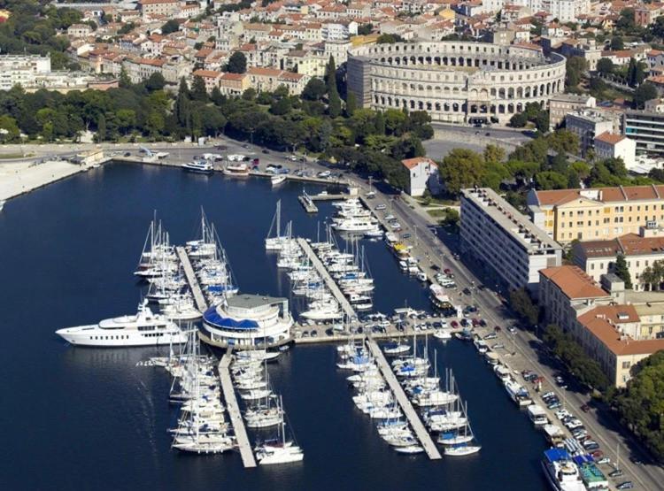 Apartman Stylish Suburb With Private Parking & Wifi, Between Centre And Brijuni Pristine Seaside